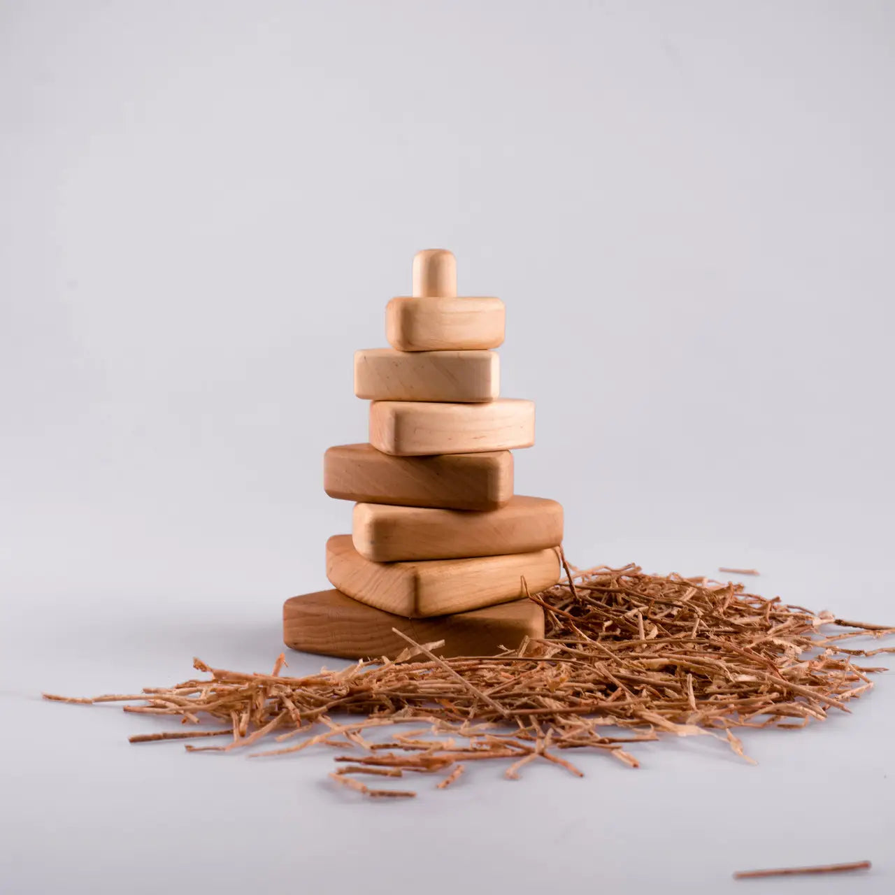 Håndlaget trestablepyramideleke — Montessori-inspirert leke for småbarn
