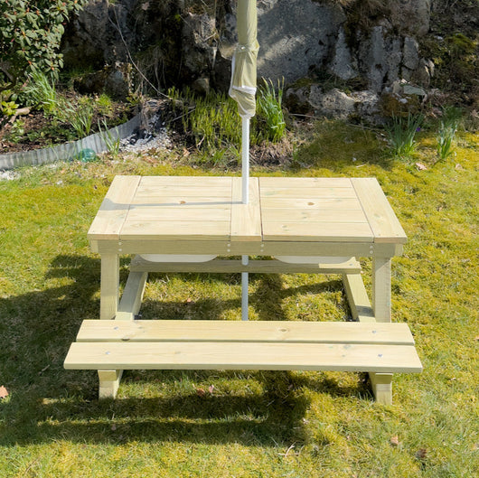 Leter du etter et funksjonelt og plassbesparende utebord for barn? Dette sammenleggbare piknikbordet kombinerer 4 funksjoner i ett: spiseplass, sandkasse, oppbevaringsrom og lekeområde med parasoll – perfekt for norske forhold!
