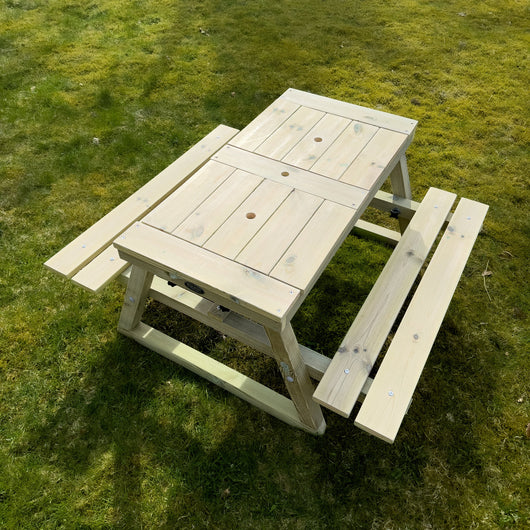 Leter du etter et funksjonelt og plassbesparende utebord for barn? Dette sammenleggbare piknikbordet kombinerer 4 funksjoner i ett: spiseplass, sandkasse, oppbevaringsrom og lekeområde med parasoll – perfekt for norske forhold!