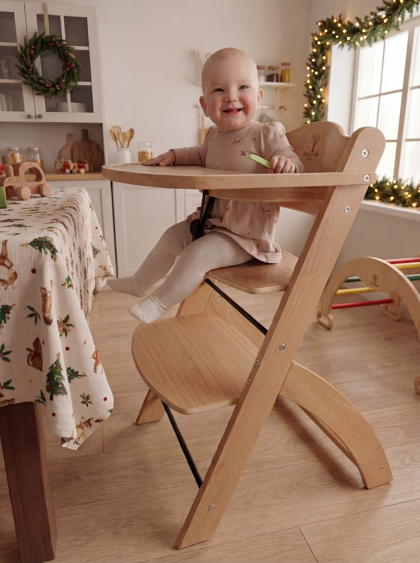 En norskprodusert premium høy barnestol til mating med justerbare nivåer, solid konstruksjon og skandinavisk design.