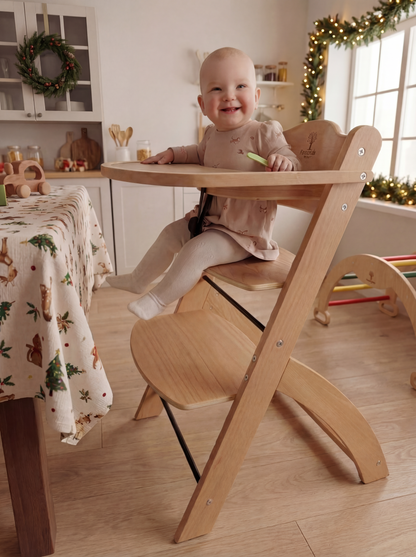 En norskprodusert premium høy barnestol til mating med justerbare nivåer, solid konstruksjon og skandinavisk design.