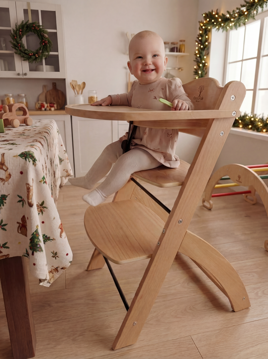 En norskprodusert premium høy barnestol til mating med justerbare nivåer, solid konstruksjon og skandinavisk design.