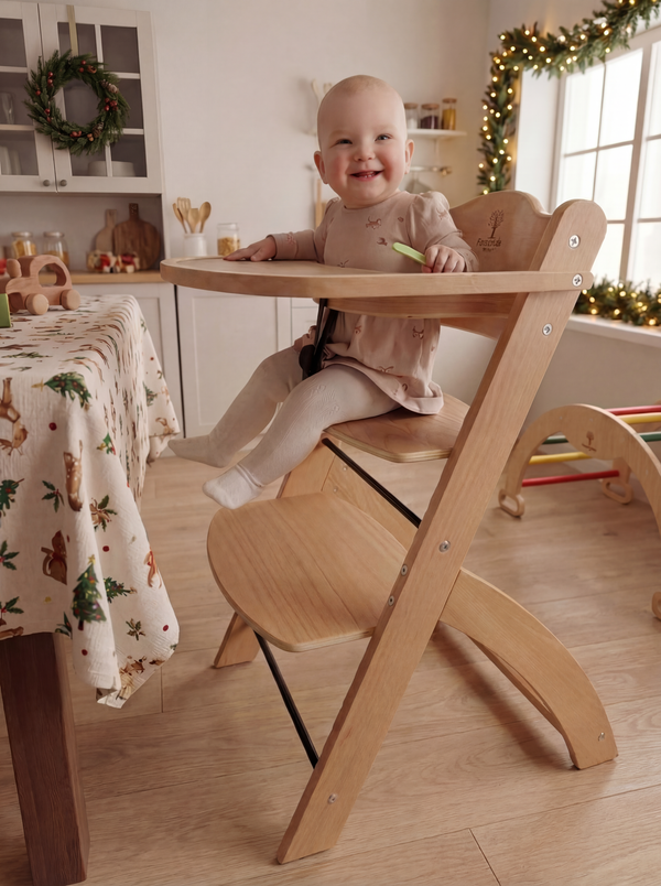 En norskprodusert premium høy barnestol til mating med justerbare nivåer, solid konstruksjon og skandinavisk design.