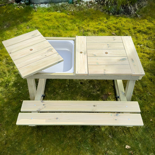 Leter du etter et funksjonelt og plassbesparende utebord for barn? Dette sammenleggbare piknikbordet kombinerer 4 funksjoner i ett: spiseplass, sandkasse, oppbevaringsrom og lekeområde med parasoll – perfekt for norske forhold!