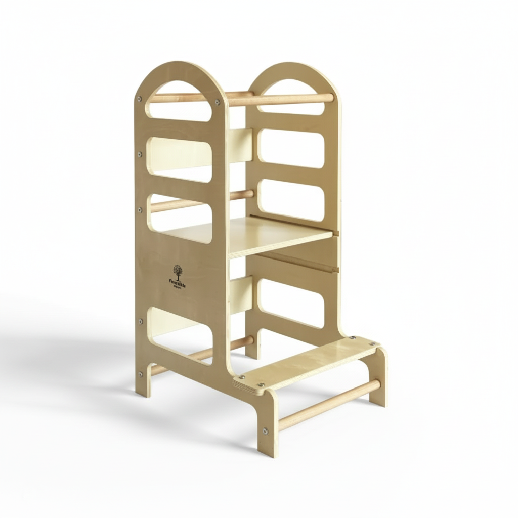 Et naturlig Montessori-læringstårn i tre med flere trinn og et sikkerhetsrekkverk, designet for at småbarn skal kunne nå kjøkkenbenkeplater eller vasker på badet.