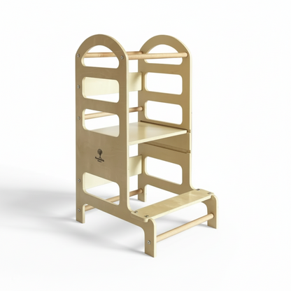 Et naturlig Montessori-læringstårn i tre med flere trinn og et sikkerhetsrekkverk, designet for at småbarn skal kunne nå kjøkkenbenkeplater eller vasker på badet.
