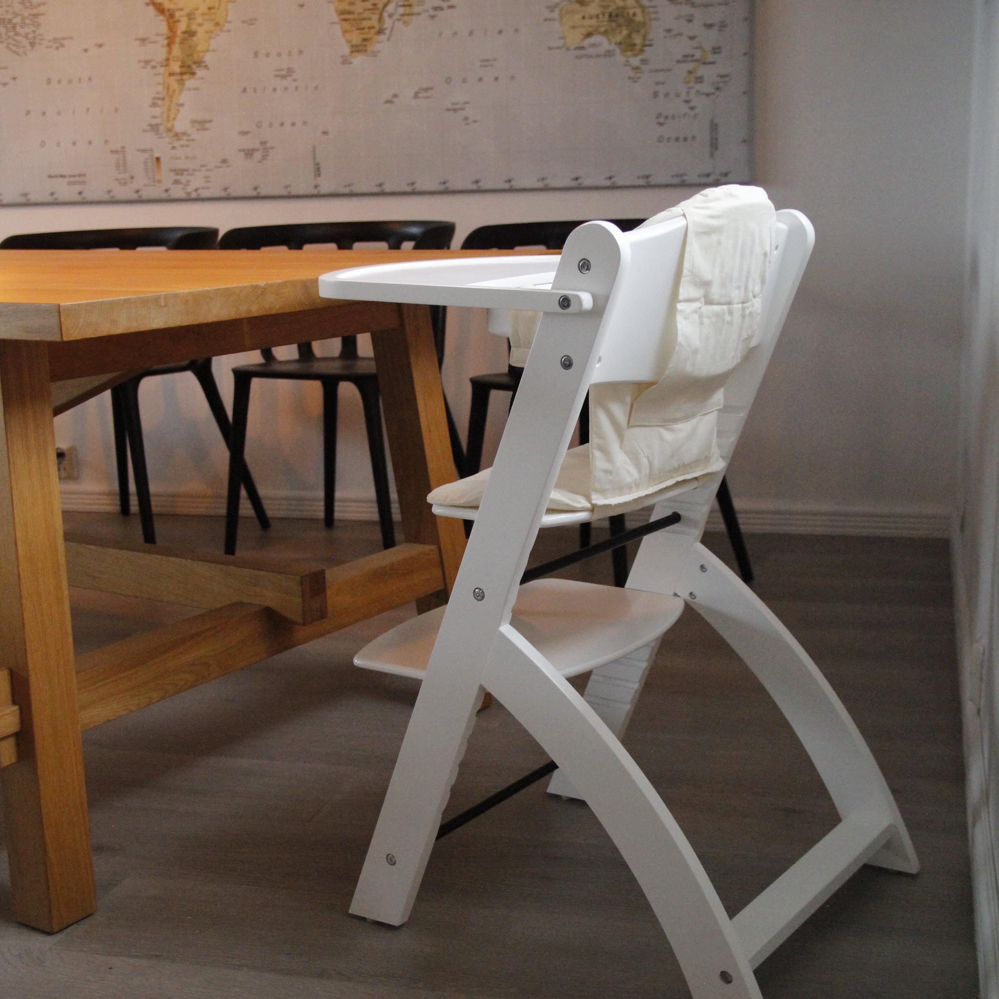 Premium justerbar barnestol – trygg og komfortabel spisestol for babyer og småbarn, laget av høykvalitets tre med glatt, sikker overflate og justerbare nivåer for optimal sittekomfort. Stolen har avtagbar brettplate, sikkerhetssele og ergonomisk design som støtter barnets naturlige utvikling under måltider og lek. Perfekt for moderne hjem, enkel å rengjøre og slitesterk for daglig bruk.
