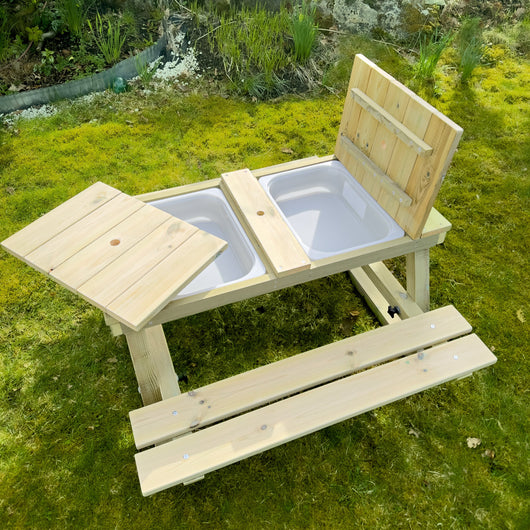 Leter du etter et funksjonelt og plassbesparende utebord for barn? Dette sammenleggbare piknikbordet kombinerer 4 funksjoner i ett: spiseplass, sandkasse, oppbevaringsrom og lekeområde med parasoll – perfekt for norske forhold!